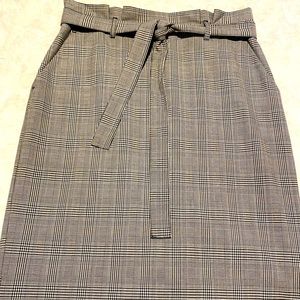 Banana Republic plaid pencil skirt w/pockets (below knee 5’5). Size 4.